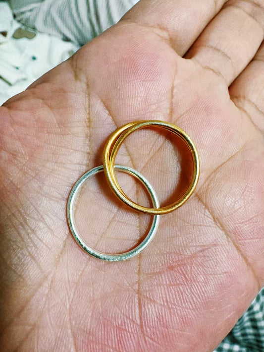 The Hidden Risks: What Happens When You Wear a Silver Engagement Ring and a Gold Wedding Ring Together?