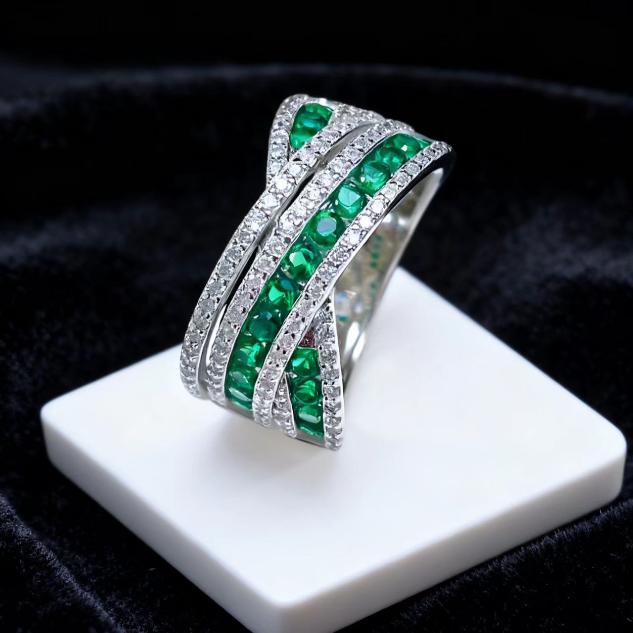 Round-Cut Lab-Grown Emerald & Moissanite Bezel-Set Crisscross Ring | BOCOS JEWELRY