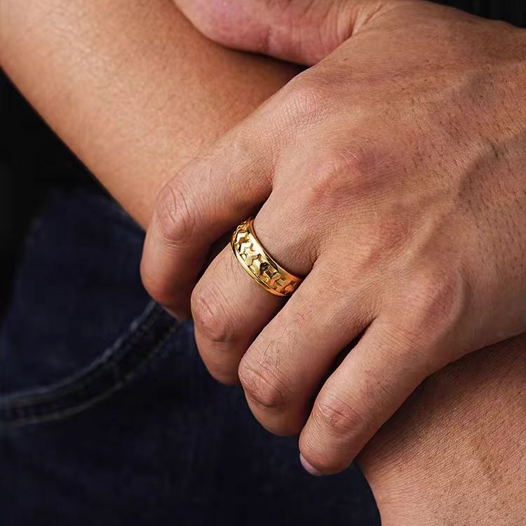 Geometric Arrow Texture Men's Band Ring - 18k Yellow Gold - BOCOS JEWELRY