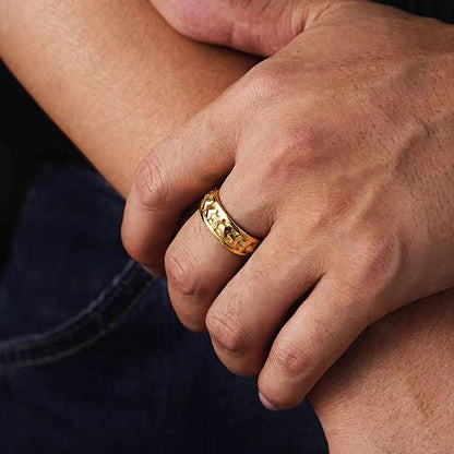 Geometric Arrow Texture Men's Band Ring - 18k Yellow Gold - BOCOS JEWELRY